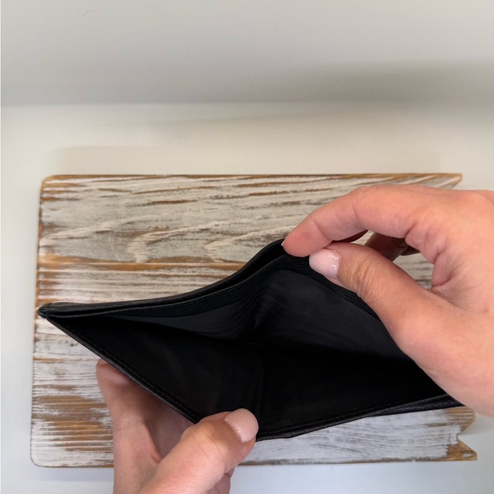 Gucci Black Leather G wallet. Giftable. So clean. - Picture 7 of 12